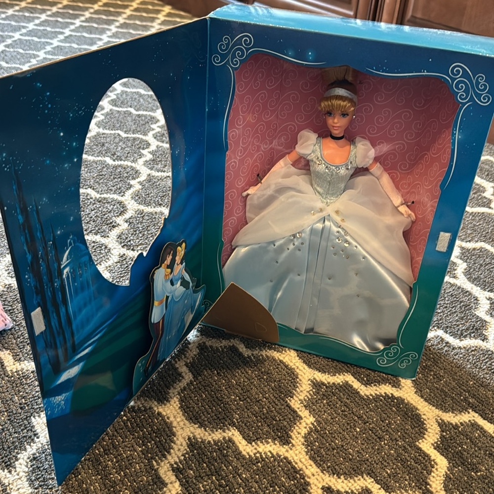 Cinderella Barbie Signature Collection - Picture 4 of 9